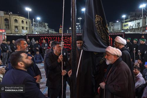 پرچم امامین الجوادین بر فراز باب القبله آستان حسینی برافراشته شد / گزارش تصویری