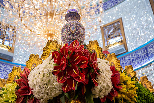 گل آرایی حرم سیدالشهدا (ع) در آستانه سوم شعبان / گزارش تصویری