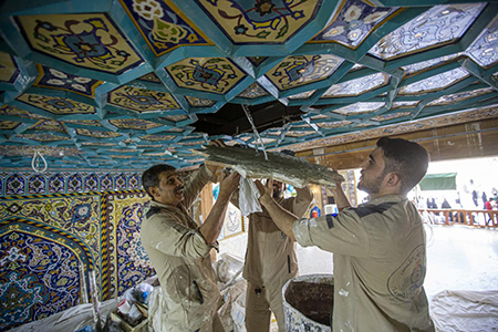 مراحل پایانی کاشی‌کاری باب الامام حسن (ع) / گزارش تصویری