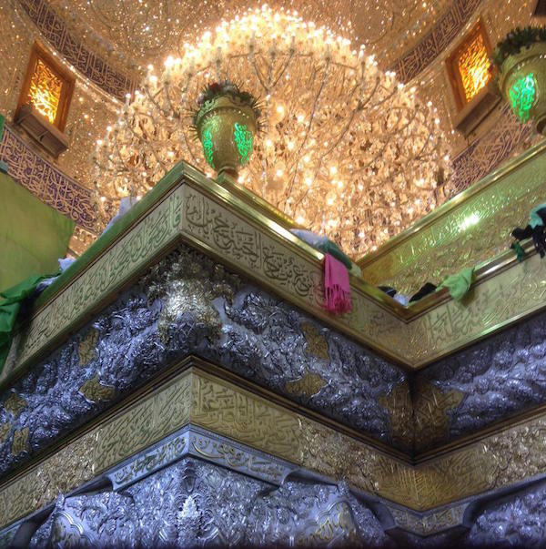 تصویری از زیر قبه حرم امام حسین (ع) در روز عید قربان