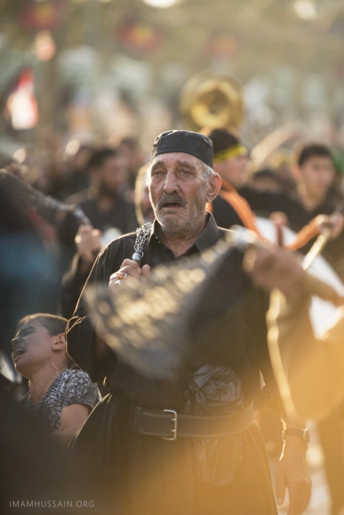 عزاداران امام حسین علیه السلام در حال زنجیر زنی